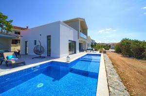 una piscina en el patio trasero de una casa en Villa Aurum with sauna and gym, en Krk