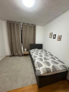 a bedroom with a large bed in a room at Ferienwohnung mitten in Fulda in Fulda