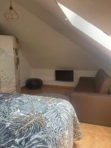 TV a/nebo společenská místnost v ubytování CASA COLIVING avec chambre salle de bain individuelles privatives