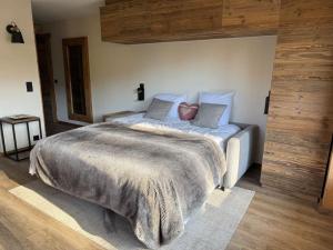 a bedroom with a large bed in a room at Studio Cosy cœur de Megève Le Soleil Levant in Megève