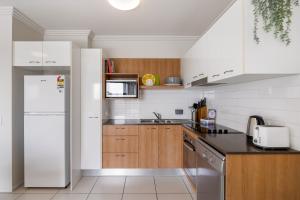 Birtinya 1-Bed with Canal Views and Pool的厨房或小厨房