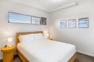 卡瓦纳华特斯Birtinya 1-Bed with Canal Views and Pool的一间带床和窗户的白色卧室 更多7张照片
