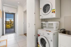 卡瓦纳华特斯Birtinya 1-Bed with Canal Views and Pool的相册照片