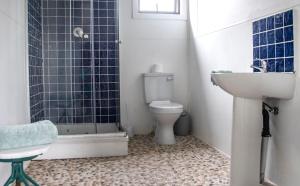 un bagno con wc, lavandino e doccia di Kingfisher Cottage a Kei Mouth Altre 22 foto