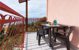 En balkon eller terrasse på Two-Bedroom Apartment In Dolac