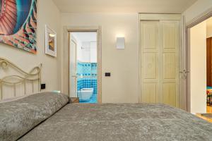 A bed or beds in a room at ILIA'S House Porto Rotondo