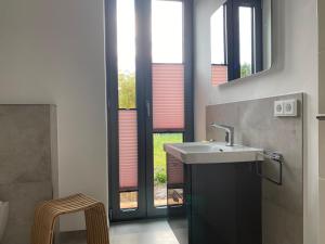 Happynest في زنغست: حمام مع حوض وبعض النوافذ +12 صورة