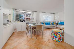 A kitchen or kitchenette at ILIA'S House Porto Rotondo