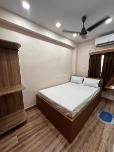 Un pat sau paturi într-o cameră la Jagannath Residency And Prasadam