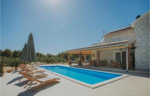 Swimmingpoolen hos eller tæt på Villa Ema Nika