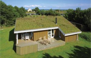 una vista sul tetto di una casa con tetto in erba di Holiday Home Grævlingestien Sæby a Nordost
