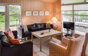 un soggiorno con un divano e un tavolo di Holiday Home Grævlingestien Sæby a Nordost