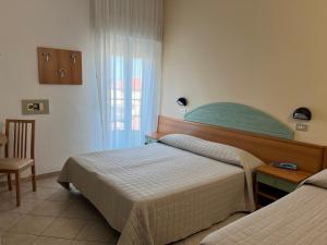 チェゼナーティコにあるHotel Delle Nazioniのベッドが2つと窓があるホテルの部屋 +31枚の写真