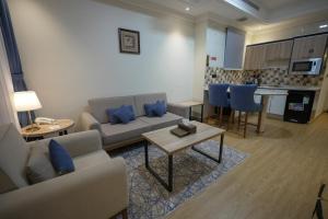 a living room with a couch and a table at عز الدولية للشقق المخدومه Ezz International for Serviced Apartments in Jeddah