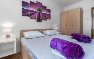 Posteľ alebo postele v izbe v ubytovaní Gorgeous Apartment In Novi Vinodolski