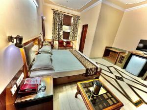 Postel nebo postele na pokoji v ubytování Hotel C Park - 2 mins from Karol Bagh Metro Station, New Delhi