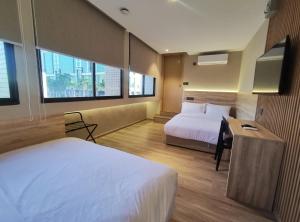 Postel nebo postele na pokoji v ubytování Nuvo Hotel