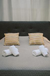 un letto con 2 asciugamani laminati e 2 cuscini di HL Athens ad Atene