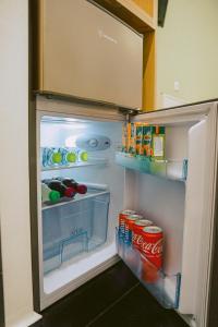 un frigorifero aperto con bevande e bibite gassate di HL Athens ad Atene