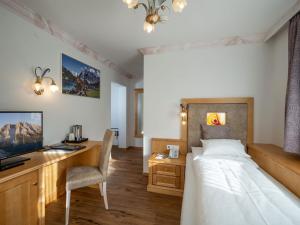 TV a/nebo společenská místnost v ubytování Alpenhotel Karwendel -Adults only-