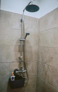 una doccia con soffione in un bagno di HL Athens ad Atene