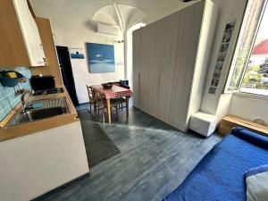 Η κουζίνα ή μικρή κουζίνα στο Suite Colibrì - Sanremo