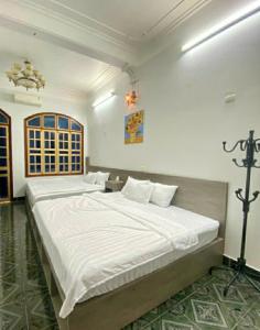 una camera da letto con un letto grande in una stanza di Gia Linh Homestay a Cao Bằng