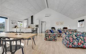 Sønder HurupにあるPet Friendly Home In Hadsund With Saunaのソファとテーブルと椅子のあるリビングルーム