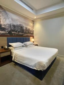 En eller flere senge i et værelse på عز الدولية للشقق المخدومه Ezz International for Serviced Apartments + 72 billeder