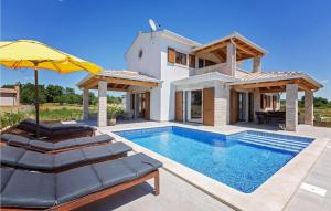 an image of a villa with a swimming pool at Villa Fortuna in Funtana