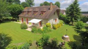 eine Luftansicht eines Hauses auf einem grünen Rasen in der Unterkunft Chambre d hôte les bosquets in Caugé