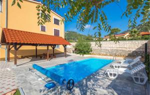 Bazén v ubytovaní Cozy Apartment In Barbat Na Rabu alebo v jeho blízkosti + 31 fotografií