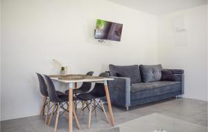 una sala de estar con una mesa y un sofá en Beautiful Home In Stare Sady With Wifi, en Stare Sady