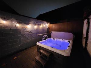 Ảnh trong thư viện ảnh của Centre Apartment - Sleeps 2 & Roof Top Hot Tub ở Derby +31 ảnh