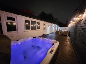 Ảnh trong thư viện ảnh của Centre Apartment - Sleeps 2 & Roof Top Hot Tub ở Derby