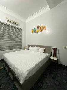 una camera da letto con un grande letto bianco in una stanza di Gia Linh Homestay a Cao Bằng