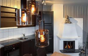 una cucina con piano cottura e camino di Beautiful Apartment In Noresund a Noresund