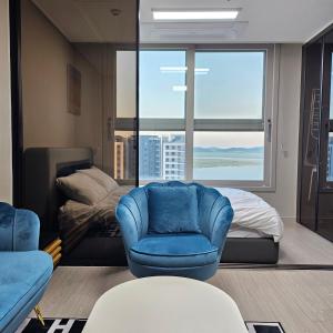 アンサンにあるReve Houseのベッドルーム1室(青い椅子、ベッド1台、窓付) +29枚の写真