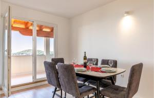 Minuman di 5 Bedroom Cozy Home In Prizba