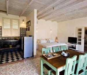 Η κουζίνα ή μικρή κουζίνα στο Villa Pondok Terra