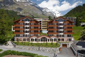 hotel w górach z górami w tle w obiekcie Residenz Ambassador B33 w mieście Leukerbad