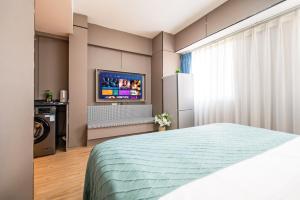Postel nebo postele na pokoji v ubytování Xi'an Yongning Apartment Hotel