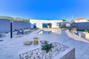 Piscina de la sau aproape de Wellness Escape Villa One - Happy Rentals