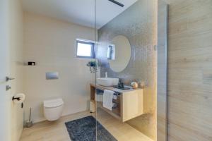 O baie la Wellness Escape Villa One - Happy Rentals