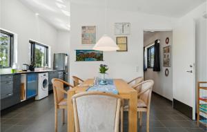 Kuchyň nebo kuchyňský kout v ubytování 3 Bedroom Awesome Home In Vig