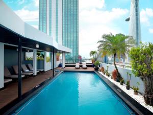 胡志明市西贡宫殿酒店的建筑物屋顶上的游泳池