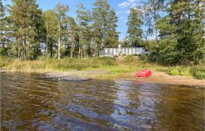 a house on the shore of a body of water at 3 Bedroom Nice Home In Högsby in Högsby