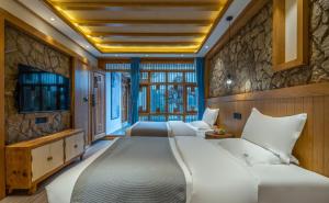 丽江夕露古城中心店 XILU INN NANXI - Ancient City Center Branch的一间带一张大床和一台电视的卧室