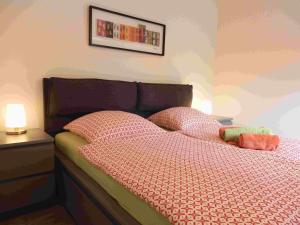 a bedroom with a bed and a picture on the wall at Haus am Nordstrand 2 in Prerow