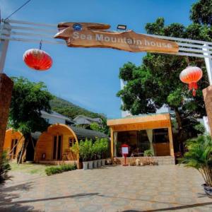 un edificio con un cartel que lee la montaña marina en la casa en Sea Mountain Bungalow Vũng Tàu, en Vung Tau 11 fotos más